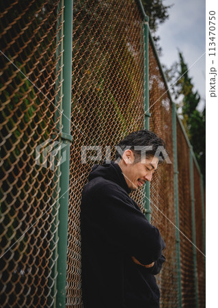 屋外で人を待つ男性 屋外で人を待つ男性 113470750