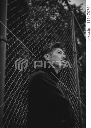 屋外で人を待つ男性 113470764