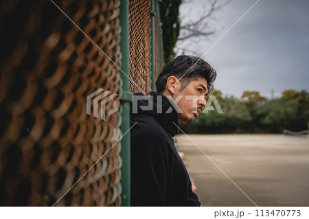 屋外で人を待つ男性 113470773
