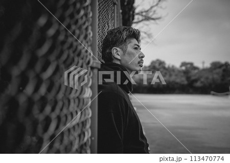 屋外で人を待つ男性 113470774