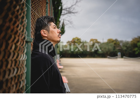 屋外で人を待つ男性 113470775