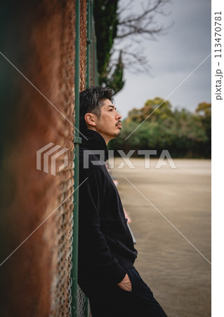 屋外で人を待つ男性 屋外で人を待つ男性 113470781