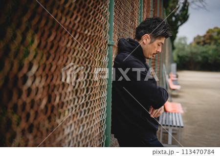 屋外で人を待つ男性 113470784