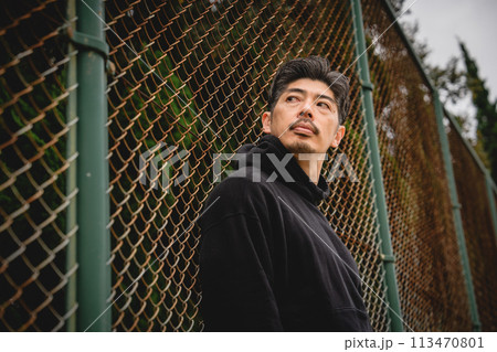 屋外で人を待つ男性 113470801