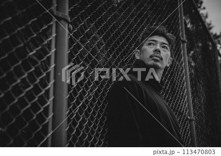 屋外で人を待つ男性 113470803