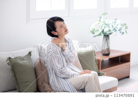 体調不良 辛い肩こりに悩むミドル女性 体調不良 辛い肩こりに悩むミドル女性 113470891