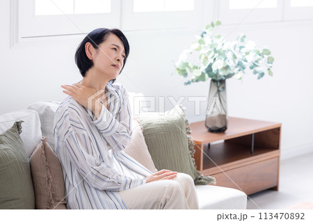 体調不良 辛い肩こりに悩むミドル女性 体調不良 辛い肩こりに悩むミドル女性 113470892