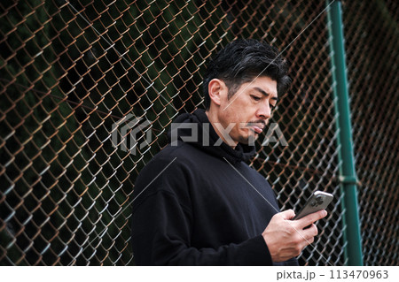 40代　男性　スマホ　屋外　 113470963