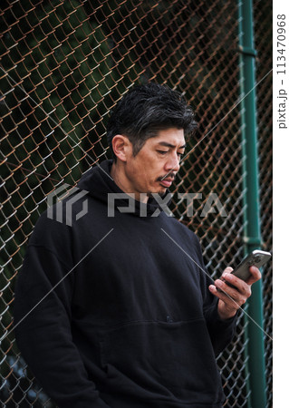 40代 男性 スマホ 屋外 40代 男性 スマホ 屋外 113470968