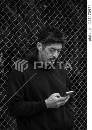 40代　男性　スマホ　屋外　 113470974