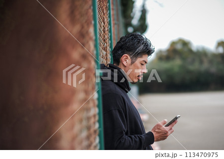 40代　男性　スマホ　屋外　 113470975