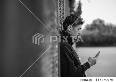 40代　男性　スマホ　屋外　 113470976