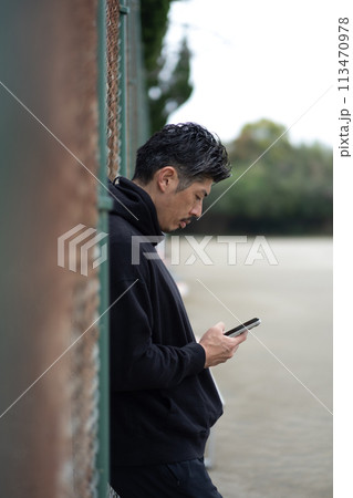 40代　男性　スマホ　屋外　 113470978