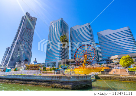 日本の横浜都市景観 スーパープラネットや横浜ランドマークタワーやクイーンズスクエアなどを望む 日本の横浜都市景観 スーパープラネットや横浜ランドマークタワーやクイーンズスクエアなどを望む 113471111