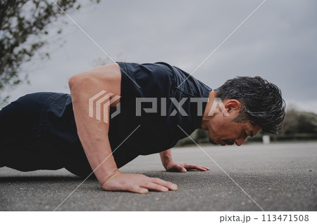 屋外で筋トレをする40代男性 屋外で筋トレをする40代男性 113471508