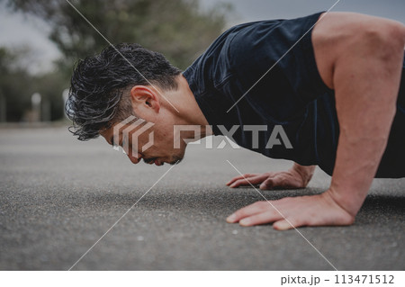 屋外で筋トレをする40代男性 113471512