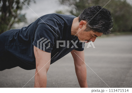 屋外で筋トレをする40代男性 屋外で筋トレをする40代男性 113471514