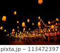 夜の光を浴びて輝くオレンジの竹の提灯 113472397