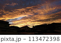住宅街の中に広がる夕焼け雲 113472398