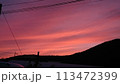 夕日に染まる山と空 113472399