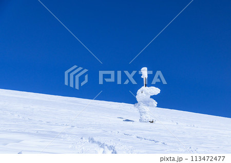 冬の谷川岳・山頂直下のケルン(ぐんま県境稜線トレイル) 冬の谷川岳・山頂直下のケルン(ぐんま県境稜線トレイル) 113472477