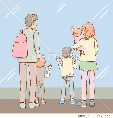 ガラス越しに楽しむ家族の後ろ姿 113472562