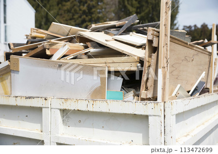 コンテナに積まれた廃棄物イメージ 113472699
