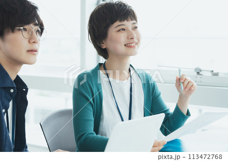 パソコンで仕事をする若い男女 パソコンで仕事をする若い男女 113472768