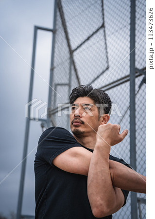 屋外で準備運動をする男性 113473626