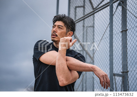 屋外で準備運動をする男性 113473632