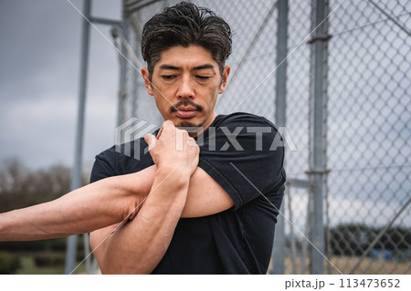 屋外で準備運動をする男性 113473652