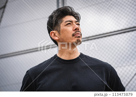 屋外でトレーニング中、休憩している40代男性 屋外でトレーニング中、休憩している40代男性 113473879