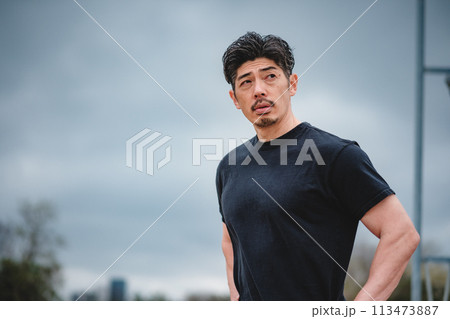屋外でトレーニング中、休憩している40代男性 113473887