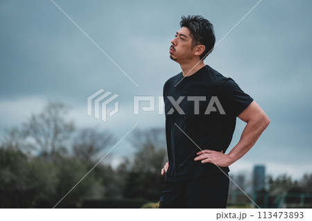 屋外でトレーニング中、休憩している40代男性 屋外でトレーニング中、休憩している40代男性 113473893