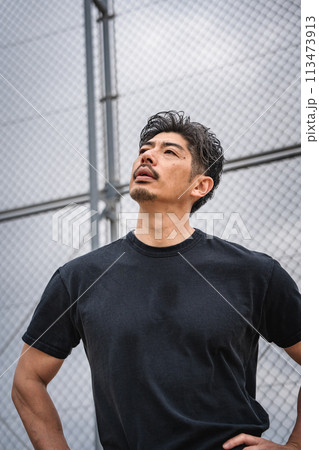 屋外でトレーニング中、休憩している40代男性 113473913