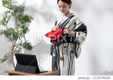 浴衣を着る女性 浴衣を着る女性 113474036