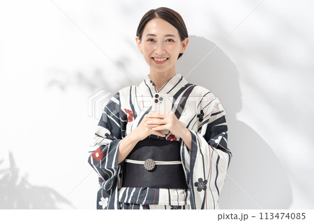 浴衣の女性 スマートフォン 浴衣の女性 スマートフォン 113474085