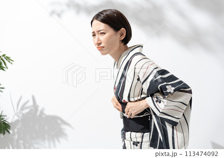 浴衣の女性　苦しい 113474092