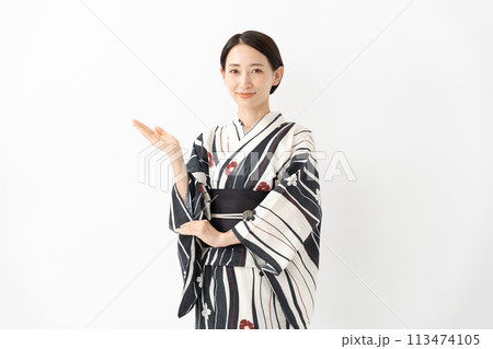 浴衣の女性 手かざし 浴衣の女性 手かざし 113474105