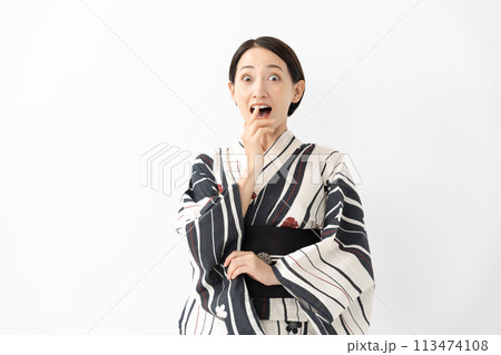 浴衣の女性　驚く 113474108