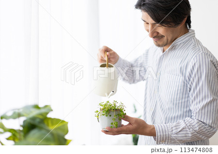植物の世話をする男性 113474808