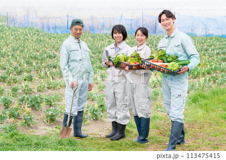 笑顔で視線を向ける農家の男性と若者たち 113475415