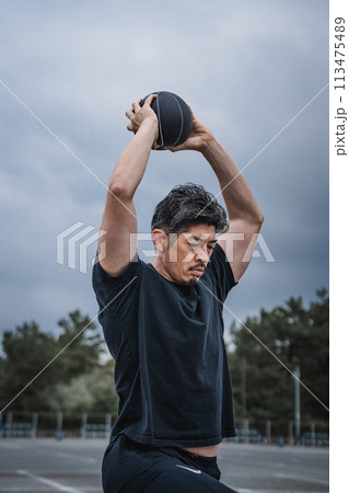 屋外で筋トレをする40代男性 113475489