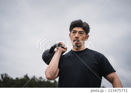 屋外で筋トレをする40代男性 屋外で筋トレをする40代男性 113475731