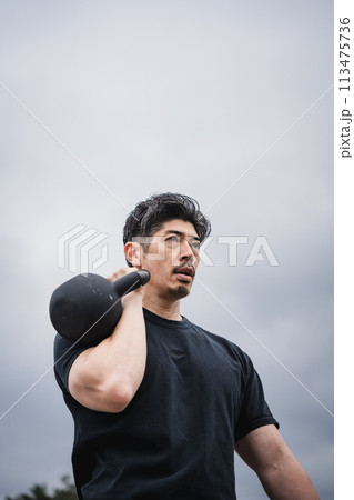 屋外で筋トレをする40代男性 屋外で筋トレをする40代男性 113475736