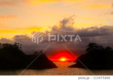 雲の向こうに見える美しい夕景 113475800