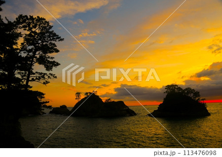 雲の向こうに見える美しい夕景 113476098