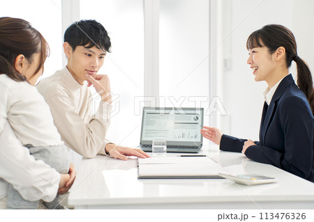 保険の案内をするビジネスウーマン 113476326