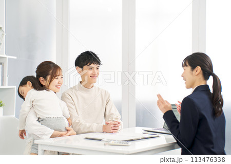 保険の案内を受ける家族 113476338