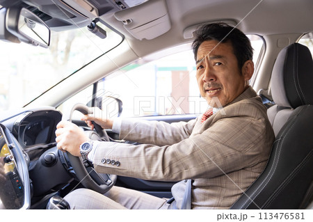 車を運転する男性 横向き 車を運転する男性 横向き 113476581